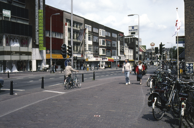 858095 Gezicht in de Potterstraat te Utrecht, vanaf de Viebrug.